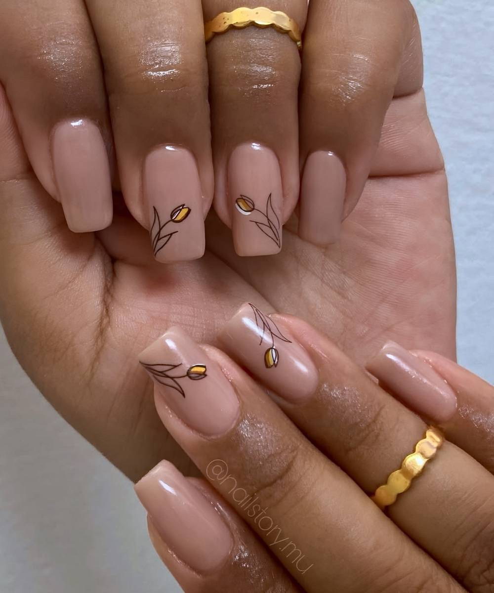 Neutrale Naegel mit Goldenen Tulpen