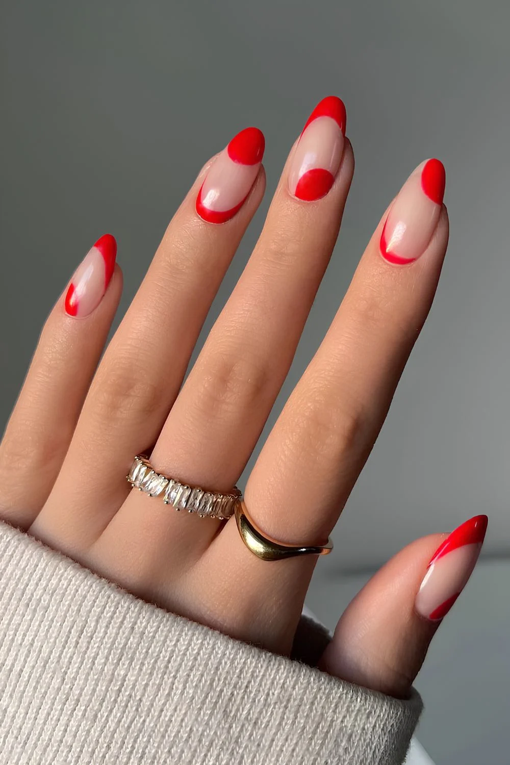 Neutrale Nägel mit abstrakten roten Swirls