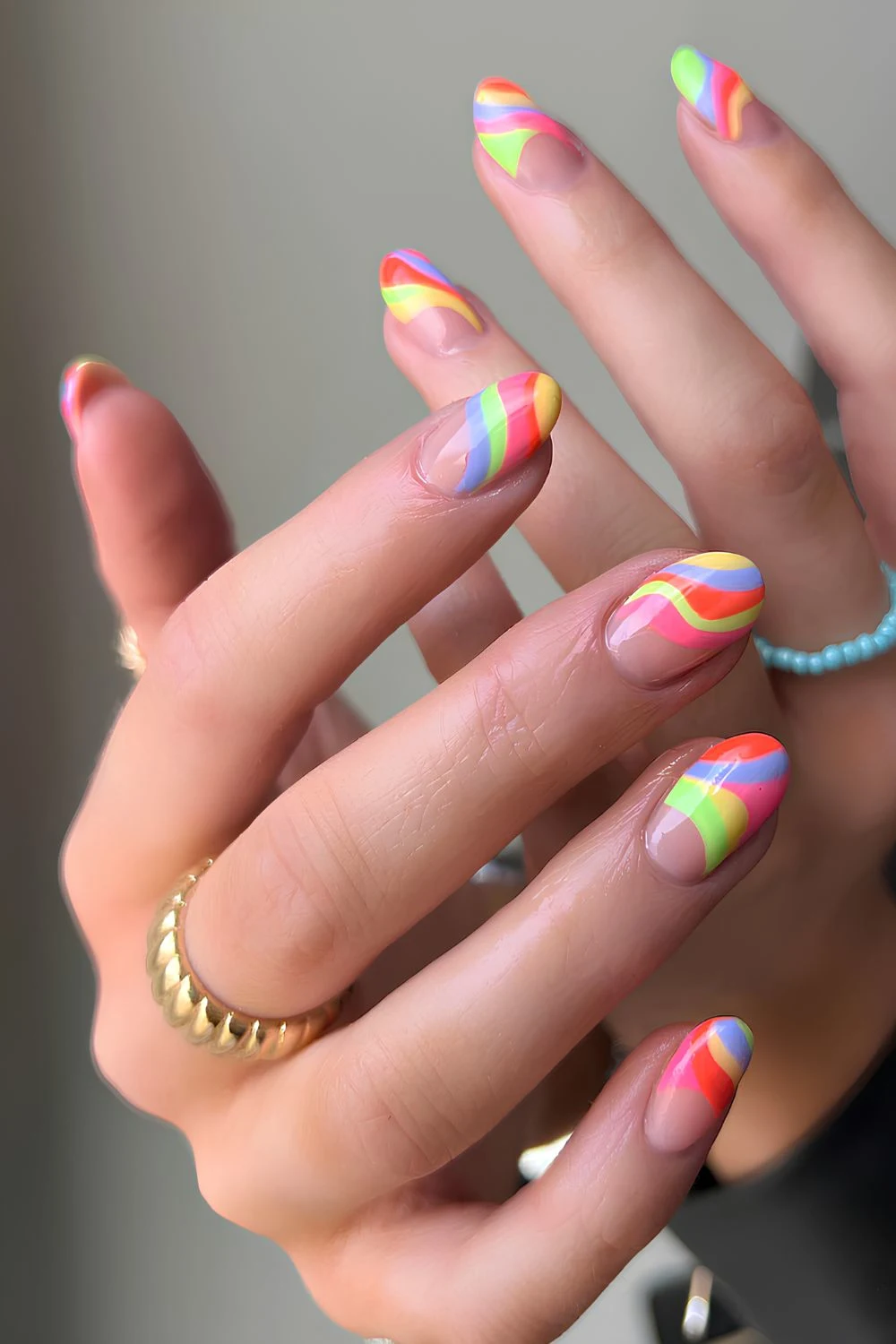 Neutrale N&auml;gel mit bunten Swirls