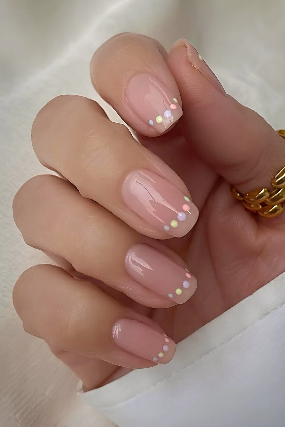 Neutrale Nägel mit pastellfarbener Punktkontur