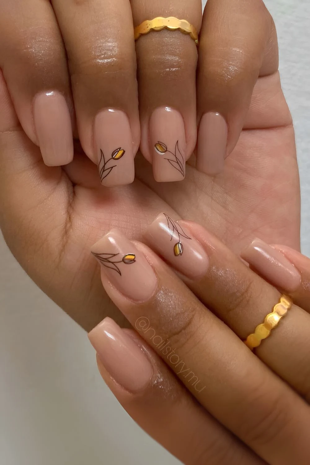 Neutrale Nägel mit abstrakter Tulpenkunst