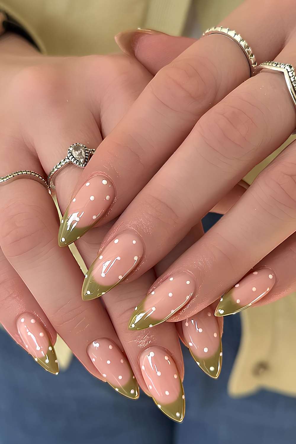 Olivgruene French Nails mit Polka Dots