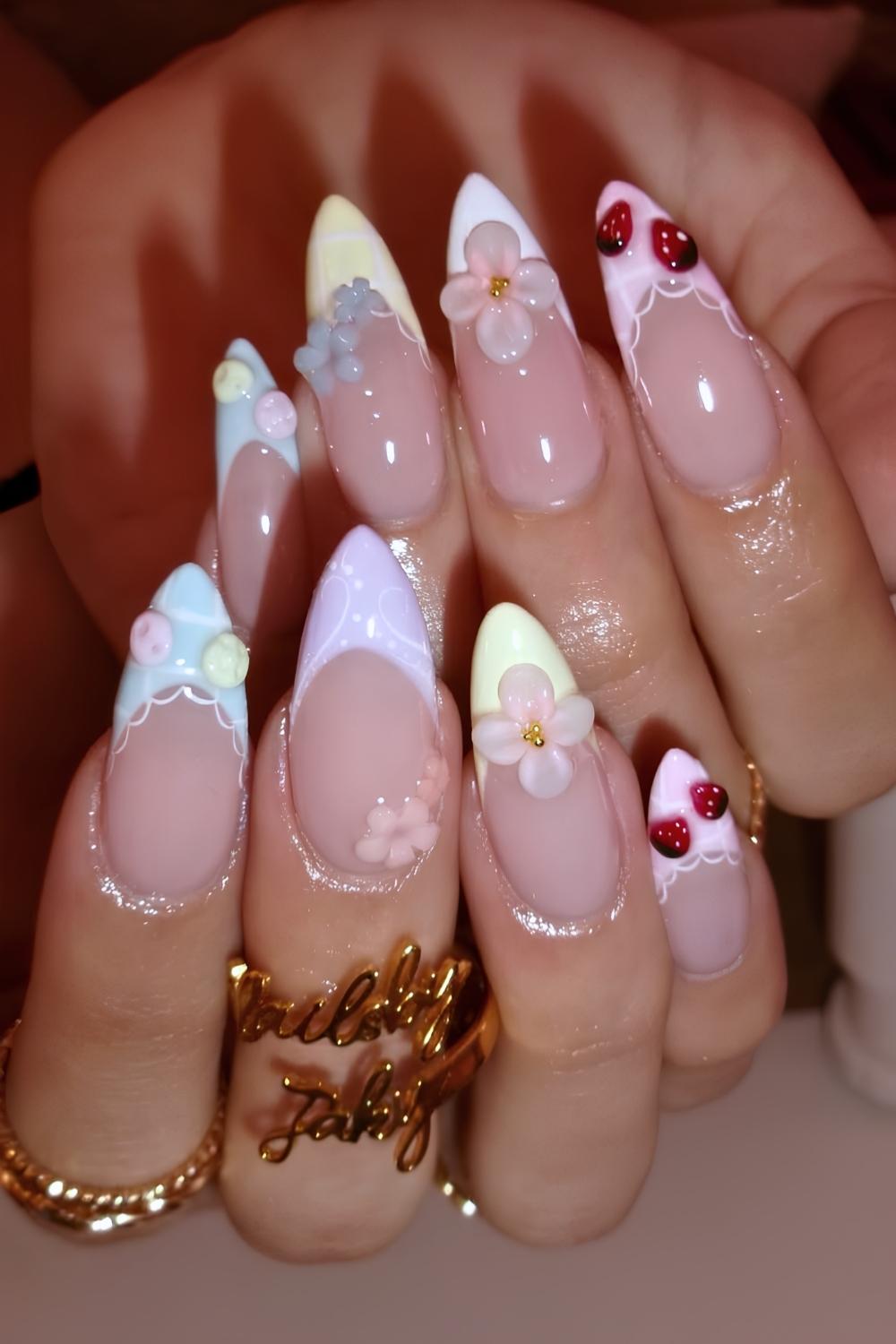 Pastell French Mani mit Marienkaefern und Spitzendetails