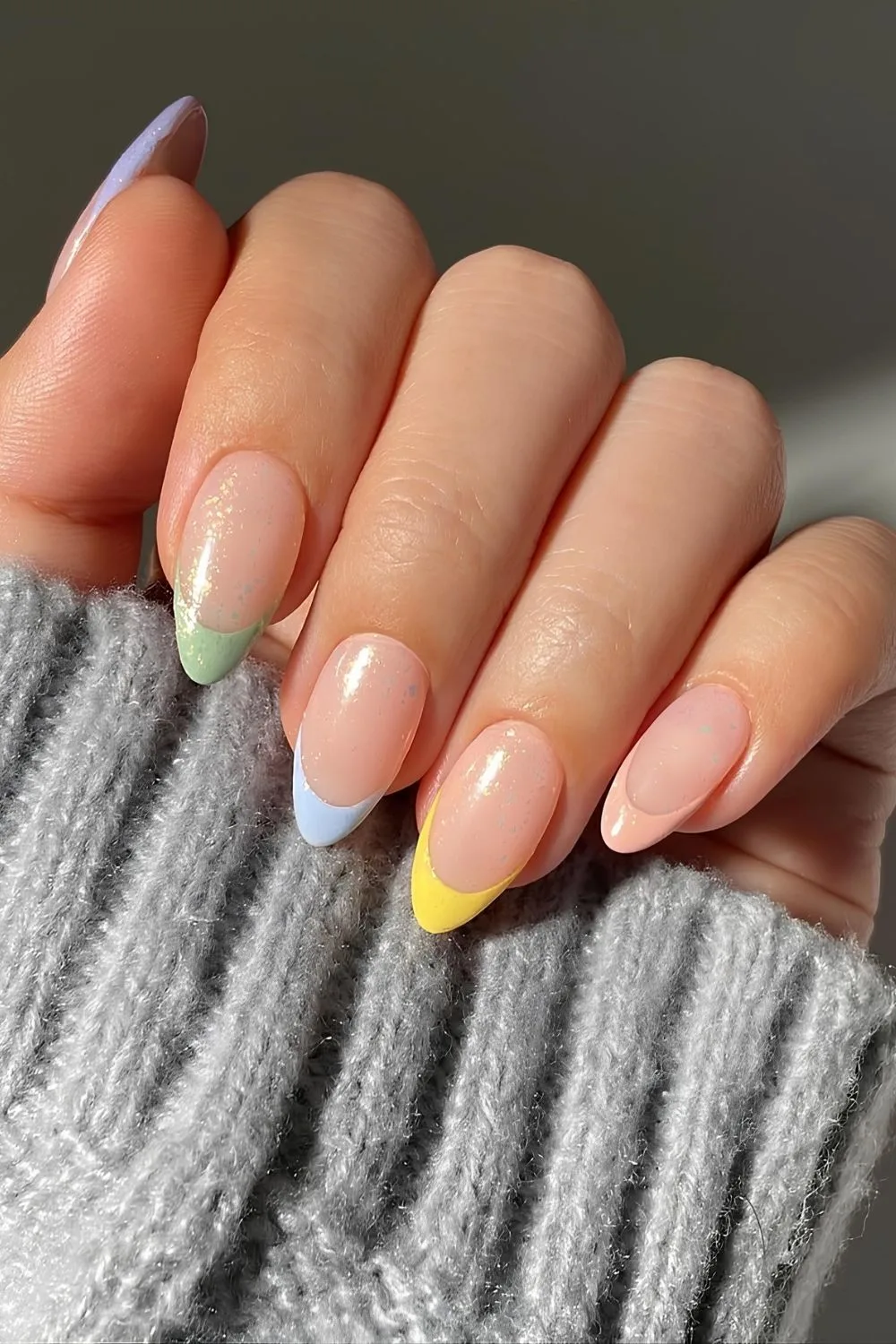 Pastell-French-Nägel mit schimmerndem Finish