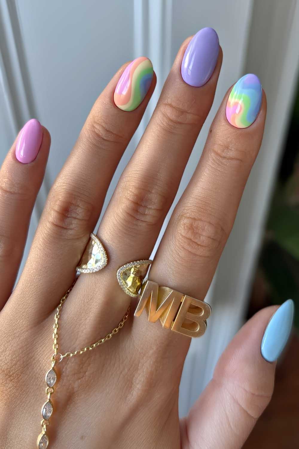 Pastell Manikuere mit Regenbogen Akzent