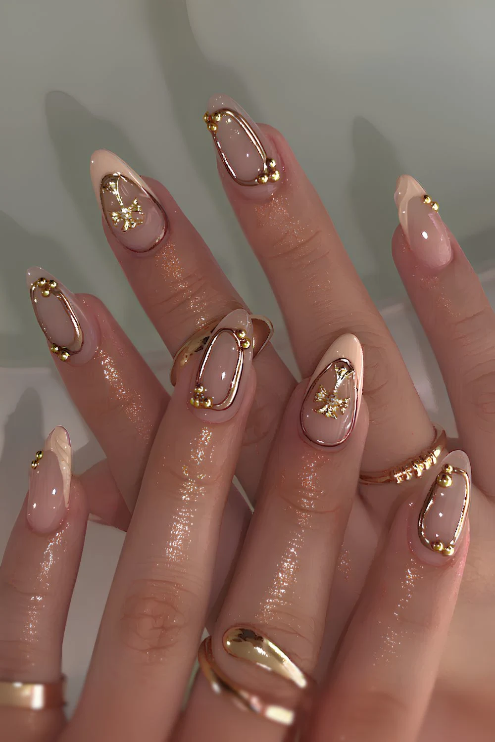 Pastell-Pfirsich-French-Maniküre mit Goldakzenten