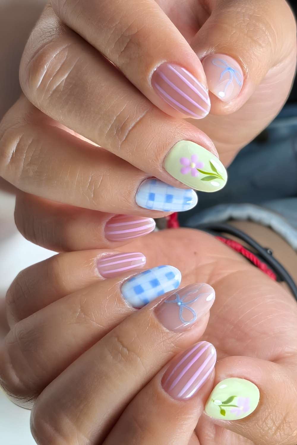 Pastell Picknick Manikuere mit Blumen und Vichykaros