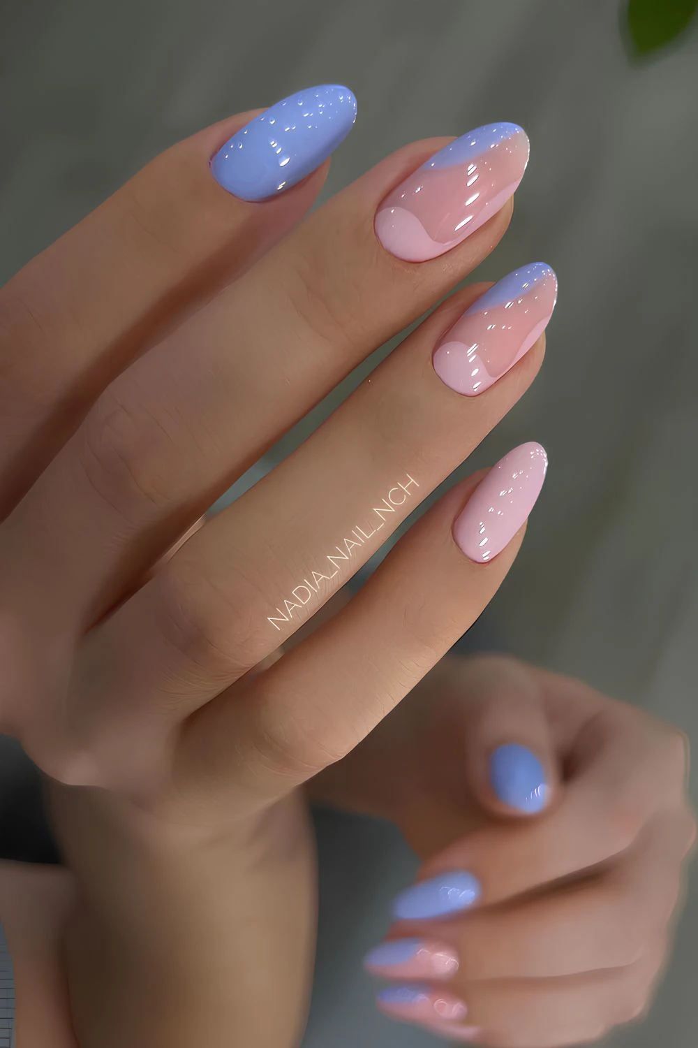 Pastellblau-pinke Nägel mit Negativspace