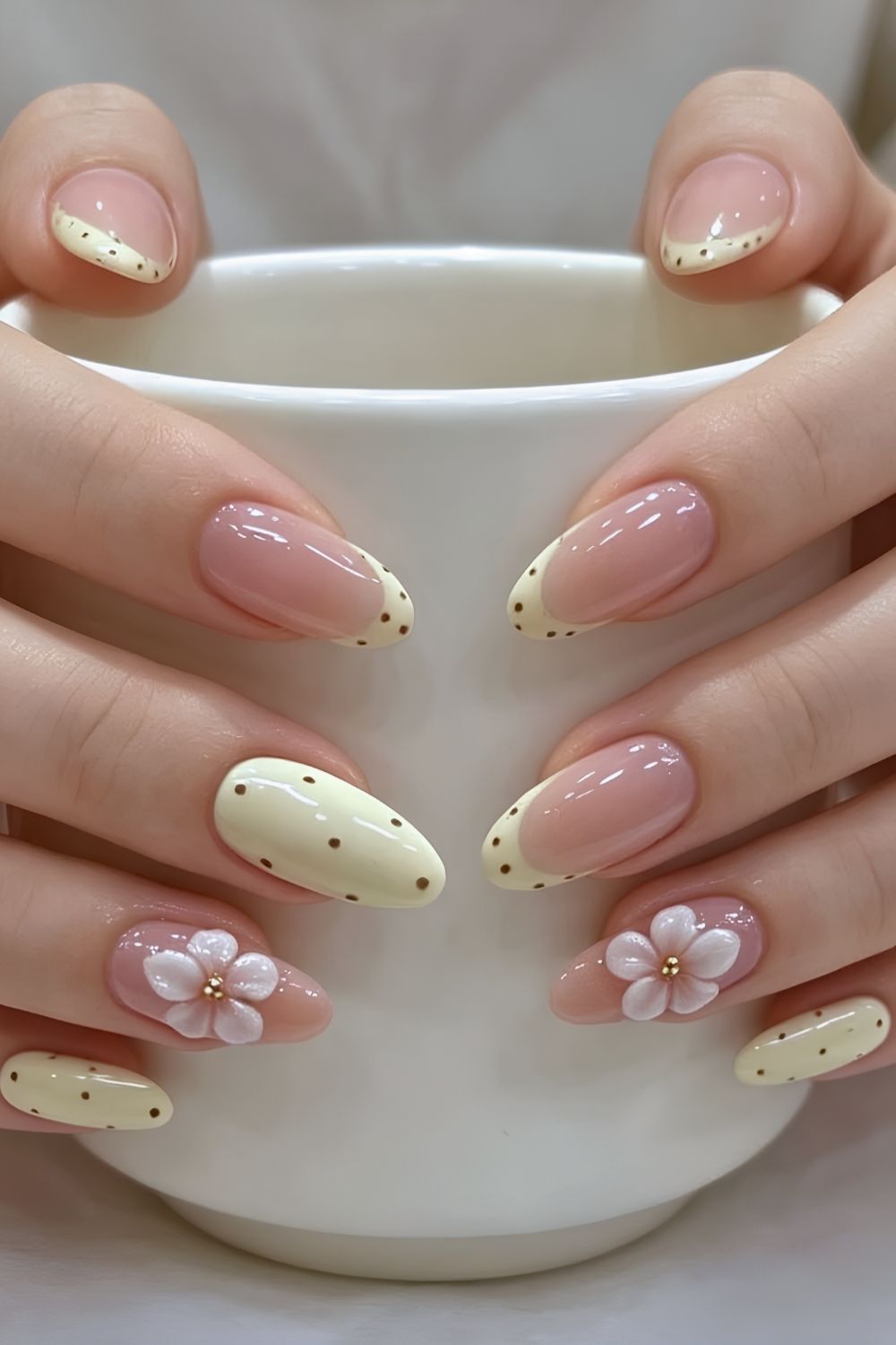 Pastellgelbe Mani mit Punkten und 3D Blumen