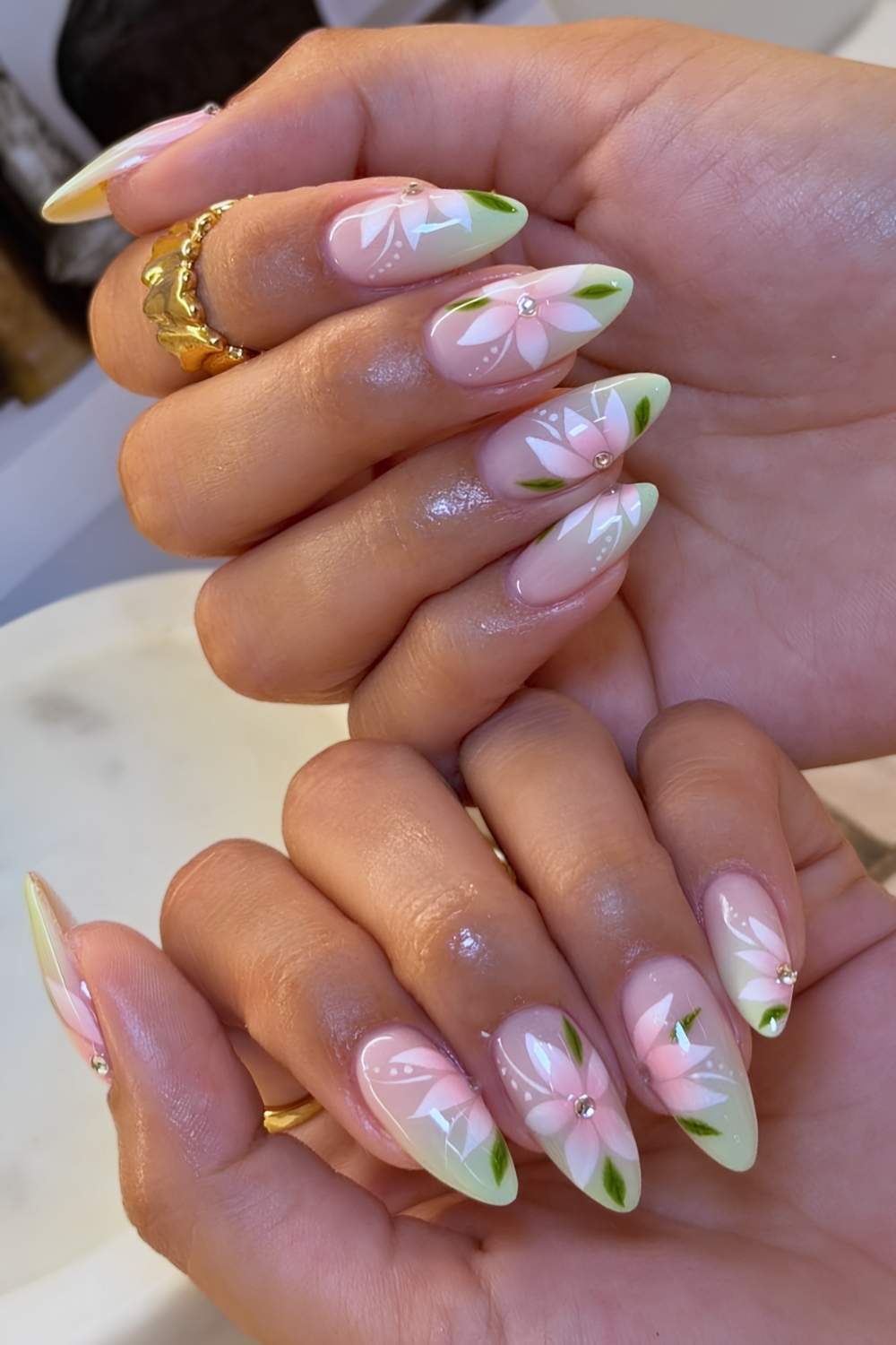 Pastellgruene Ombre Naegel mit rosa Blumen