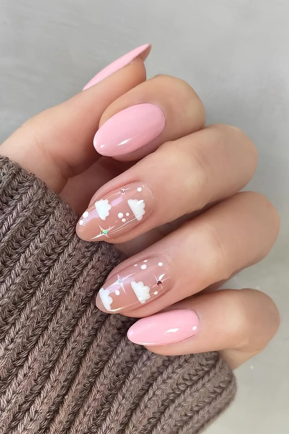 Pastellrosa Nägel mit Wolken, Punkten und Strass