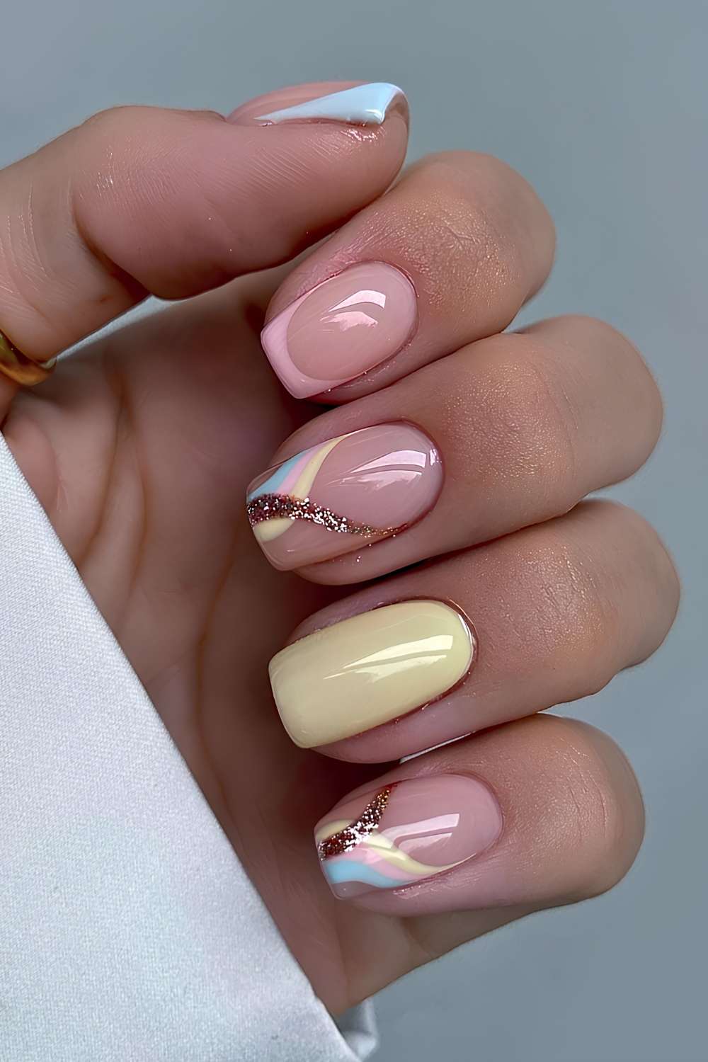 Pastellrosa gelbe Manikuere mit Swirls und Glitzer