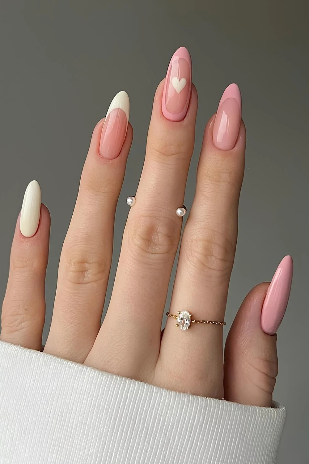 Pastellrosa und Cremeweiß im French-Design mit Herz-Akzent