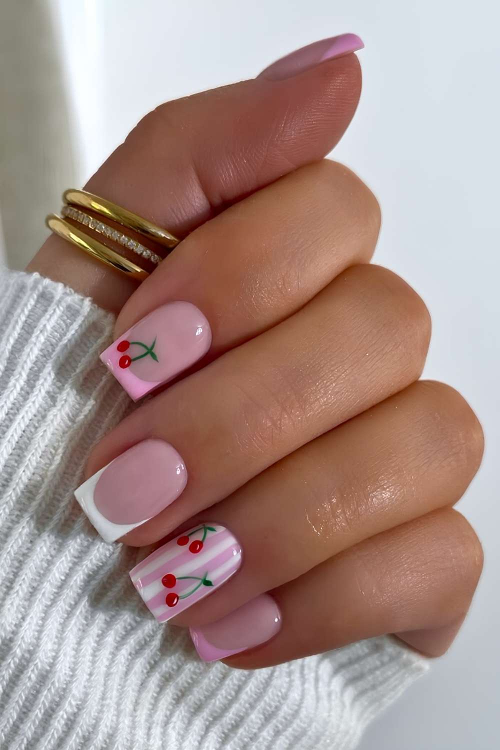 Pastellrosa und Weisse Mani mit Streifen und Kirschen