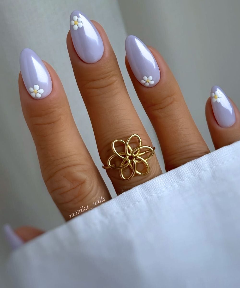 Periwinkle Chrome Naegel mit Margeriten