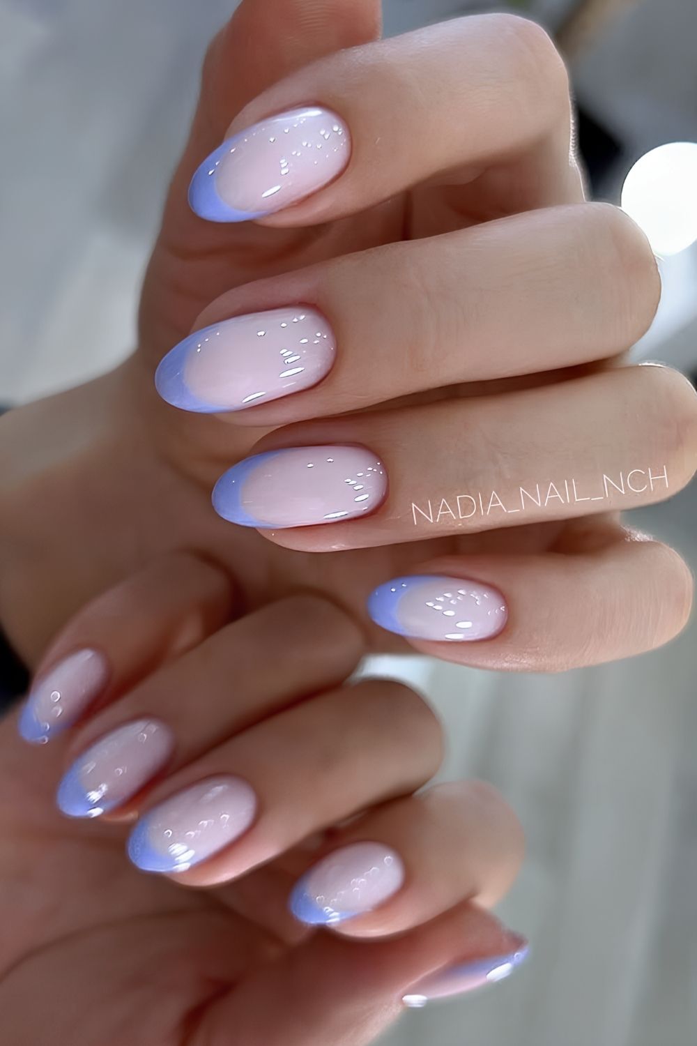 Periwinkle French Mani auf milchiger Base