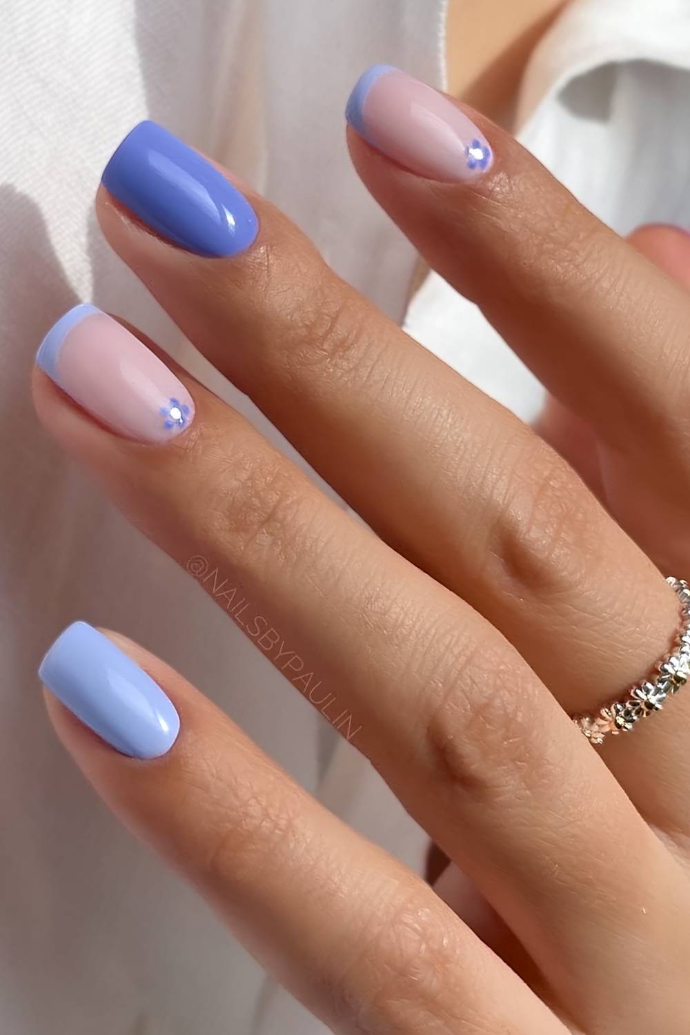 Periwinkle Mani mit kleinen Blumen