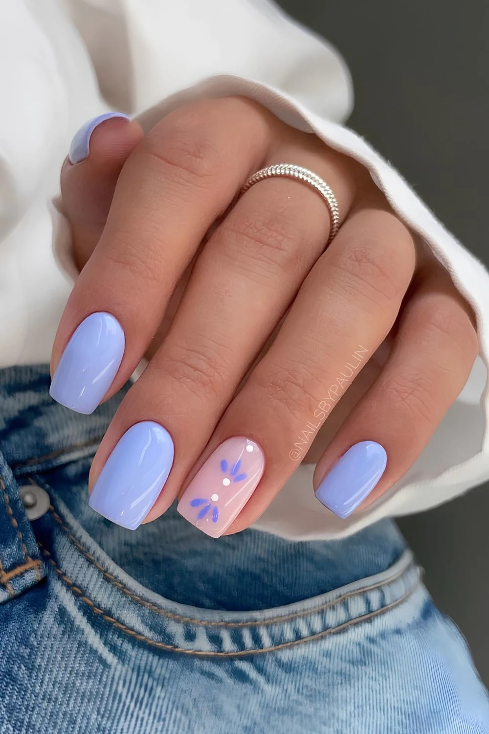 Periwinkle-Nägel mit Blütenblatt-Details