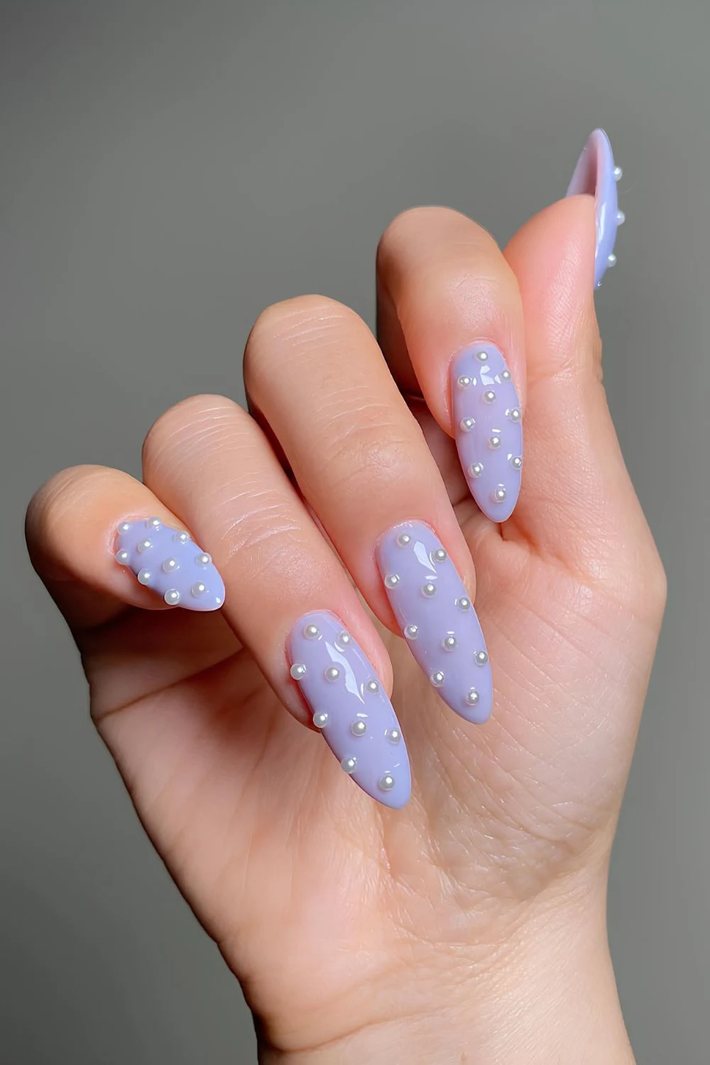 Periwinkle-Nägel mit Perlendetails