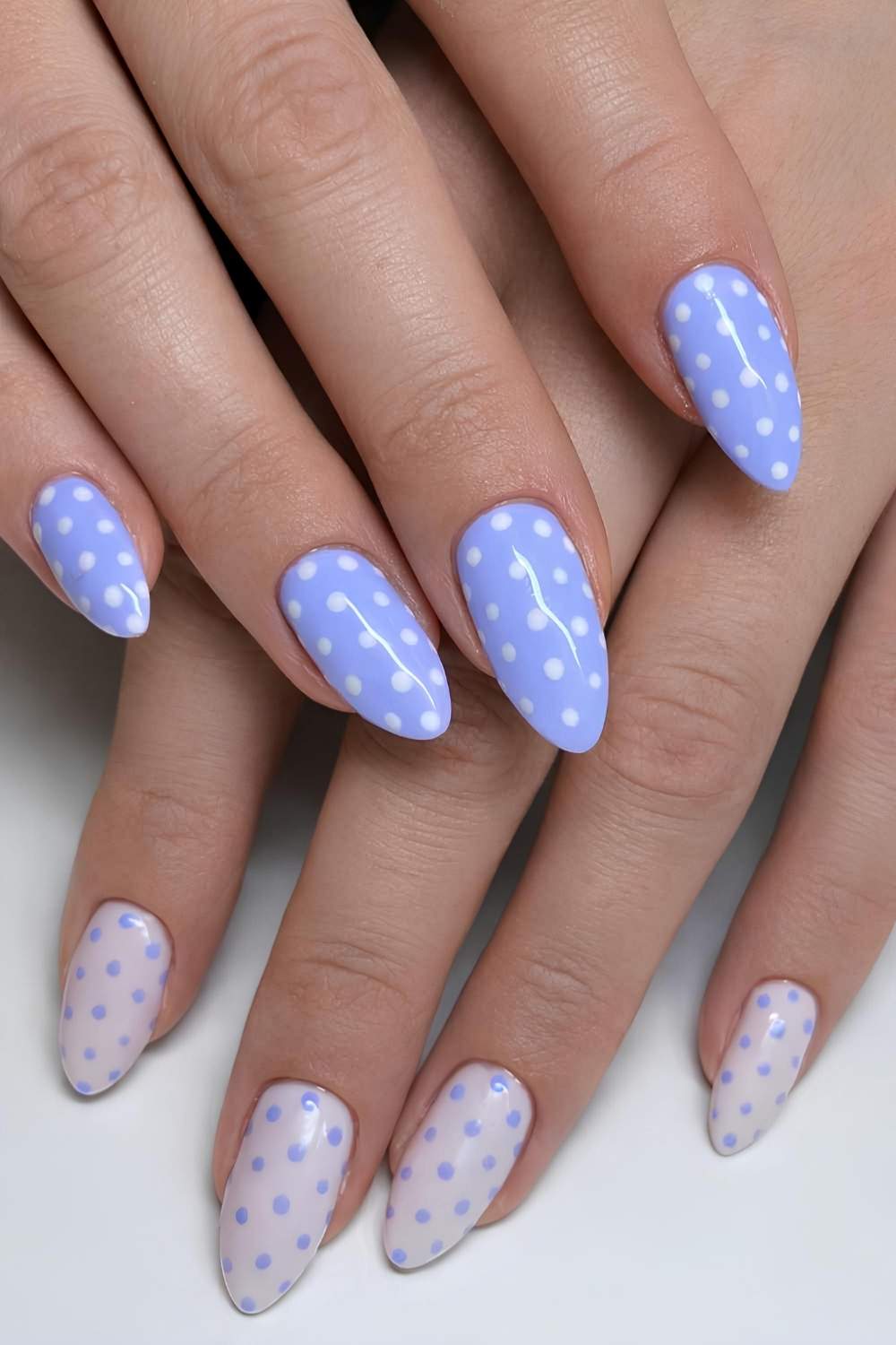 Periwinkle Naegel mit Punkten