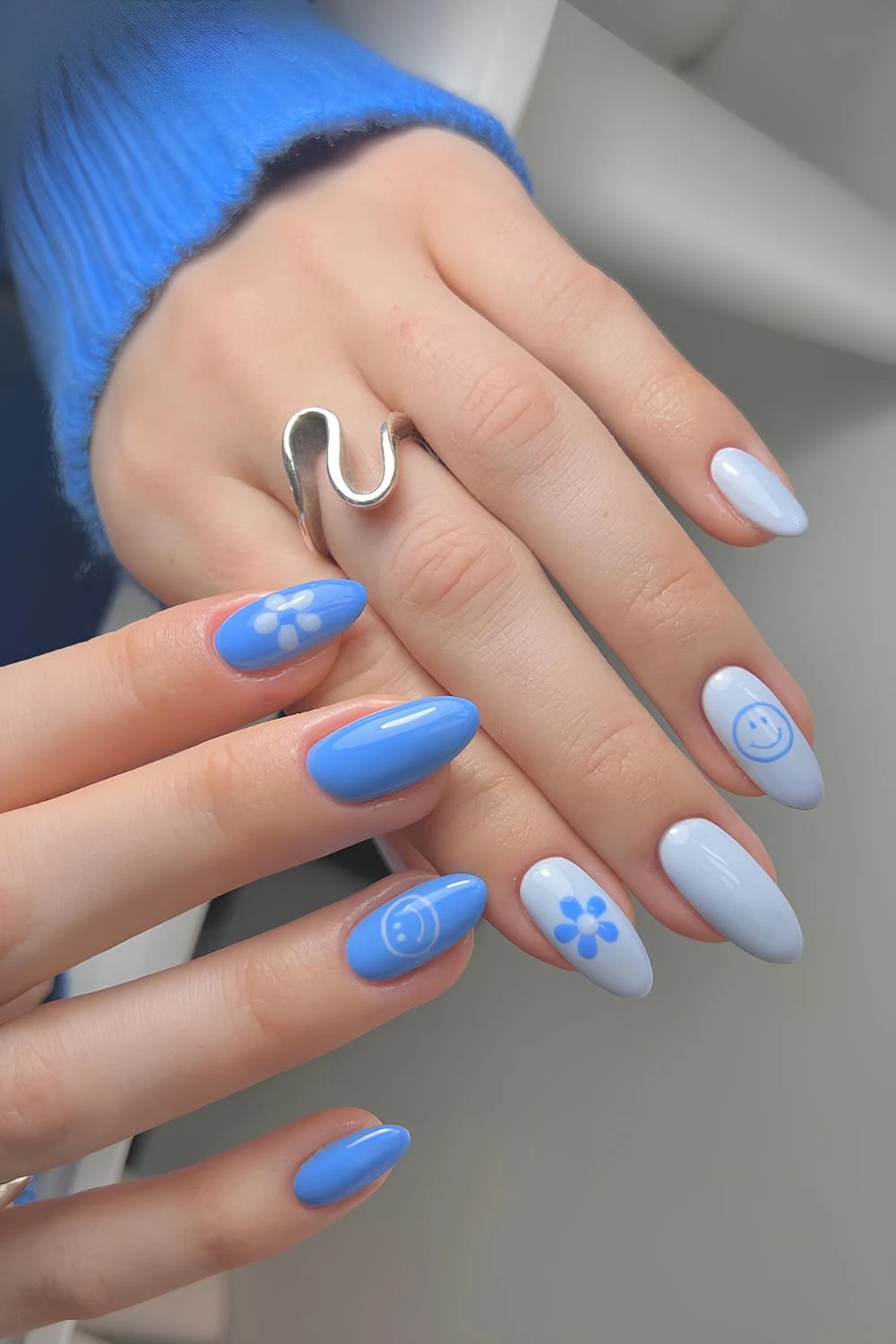 Periwinkle-Nägel mit Smiley-Faces