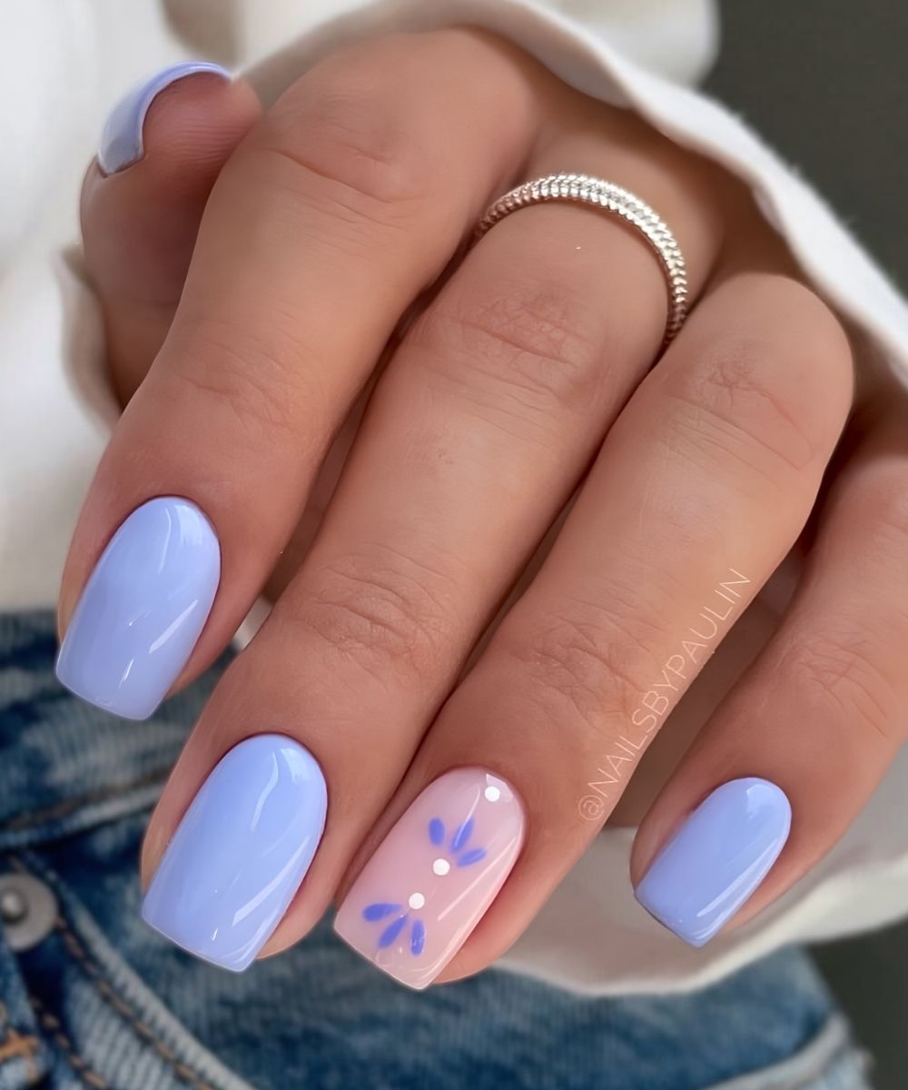 Periwinkle Naegel mit abstrakten Blumen