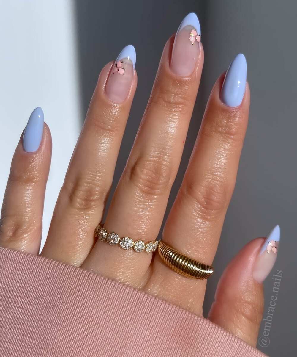 Periwinkle Naegel mit rosa Akzenten