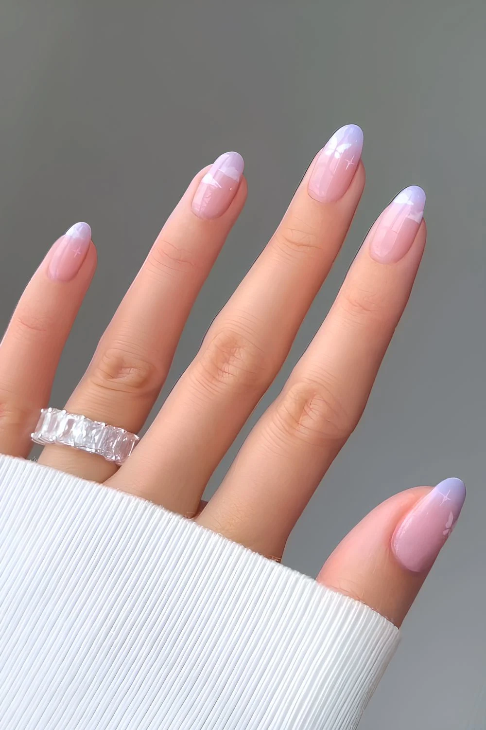 Periwinkle-Ombré-Nägel mit Wolken- und Schmetterlings-Motiven