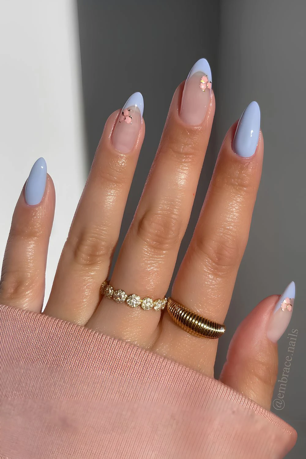 Periwinkle-Tips mit pfirsichfarbenen Blumen-Details