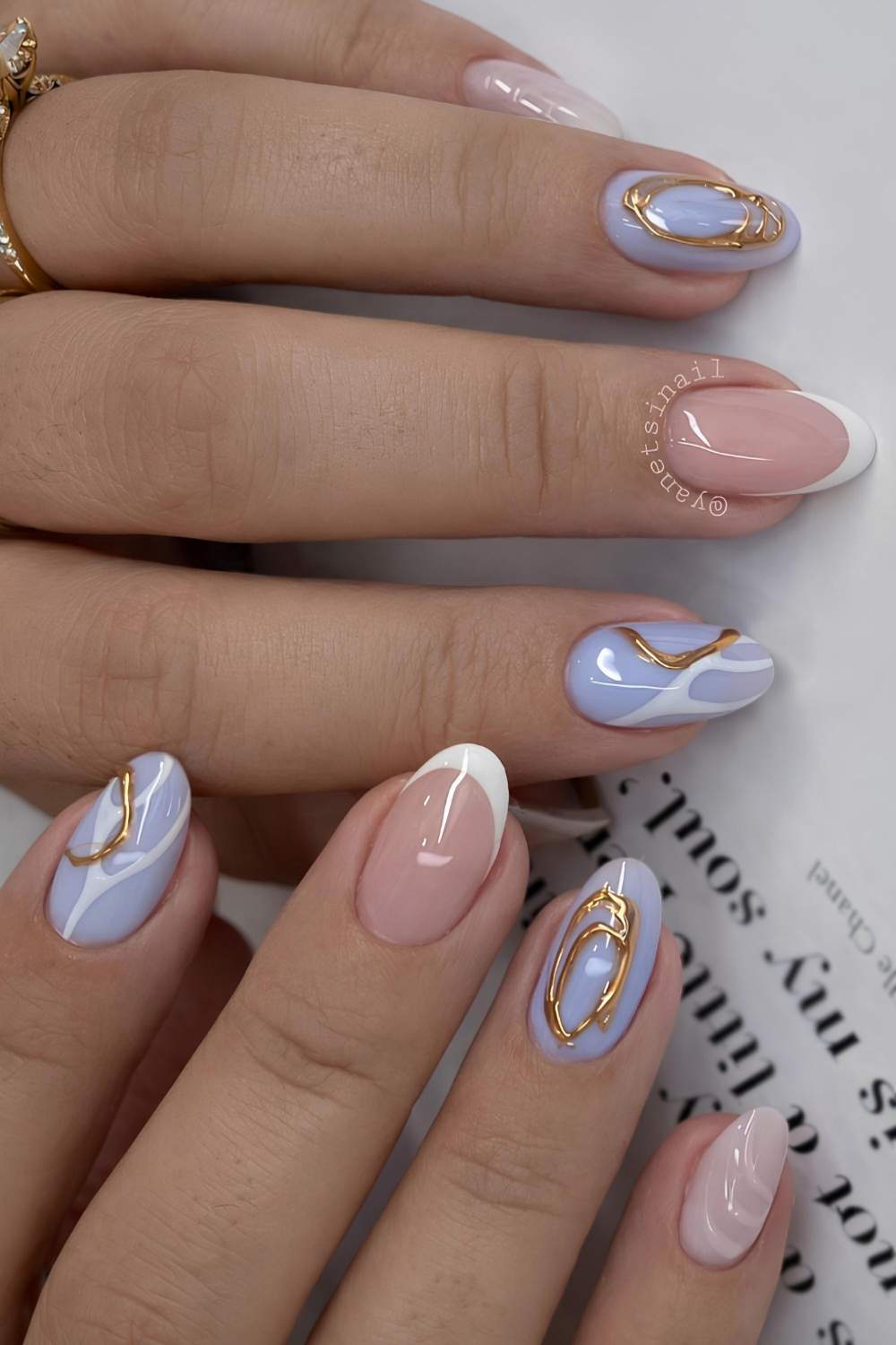 Periwinkle und Weiss mit Goldakzenten