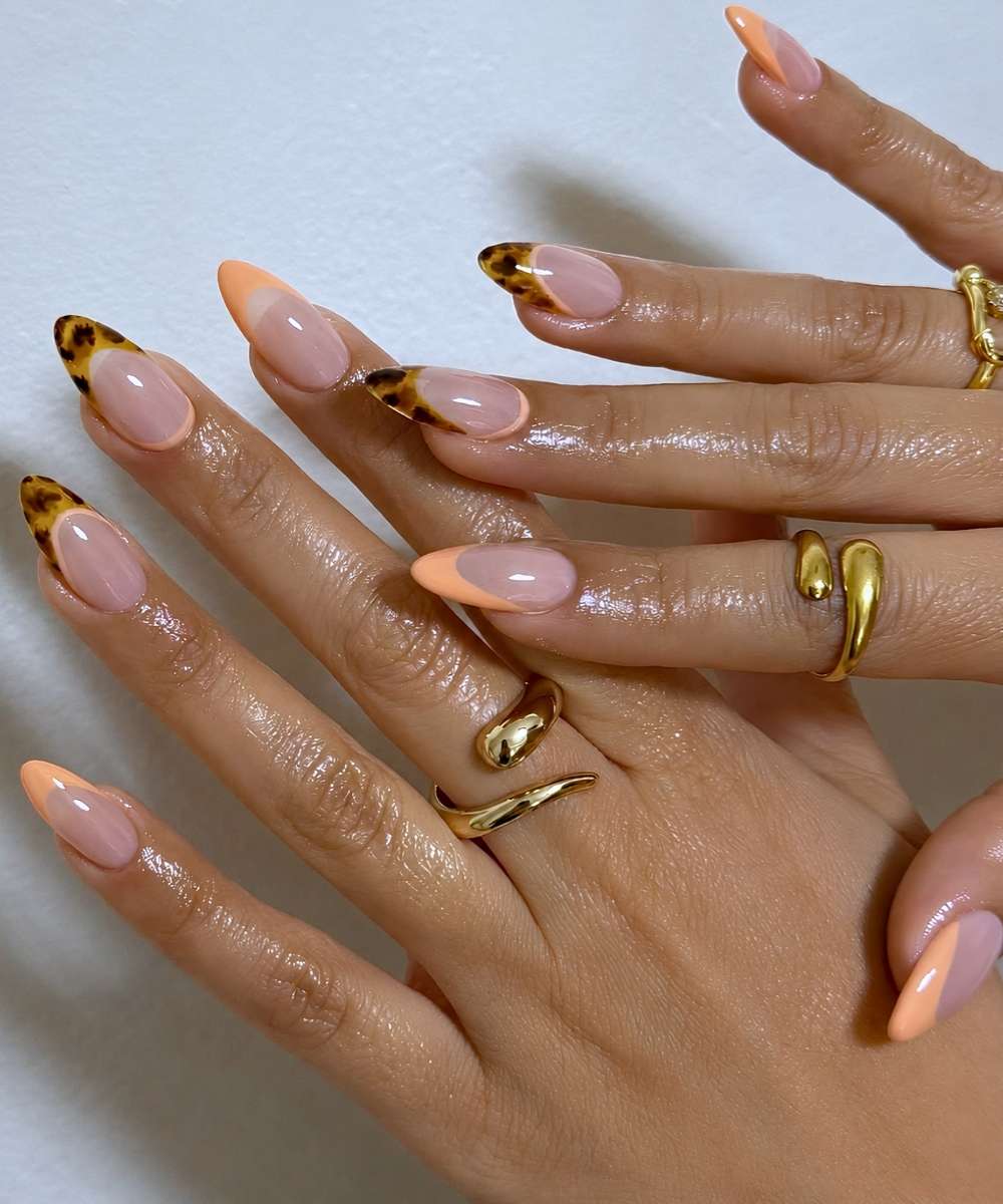 Pfirsich French Mani mit Schildpatt Akzenten