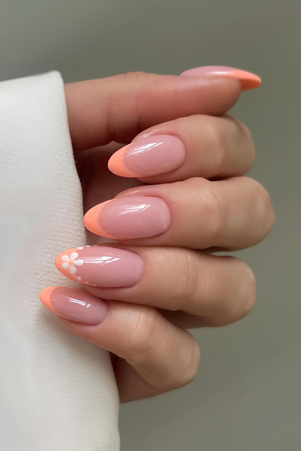 Pfirsich-French-Nägel mit Gänseblümchen