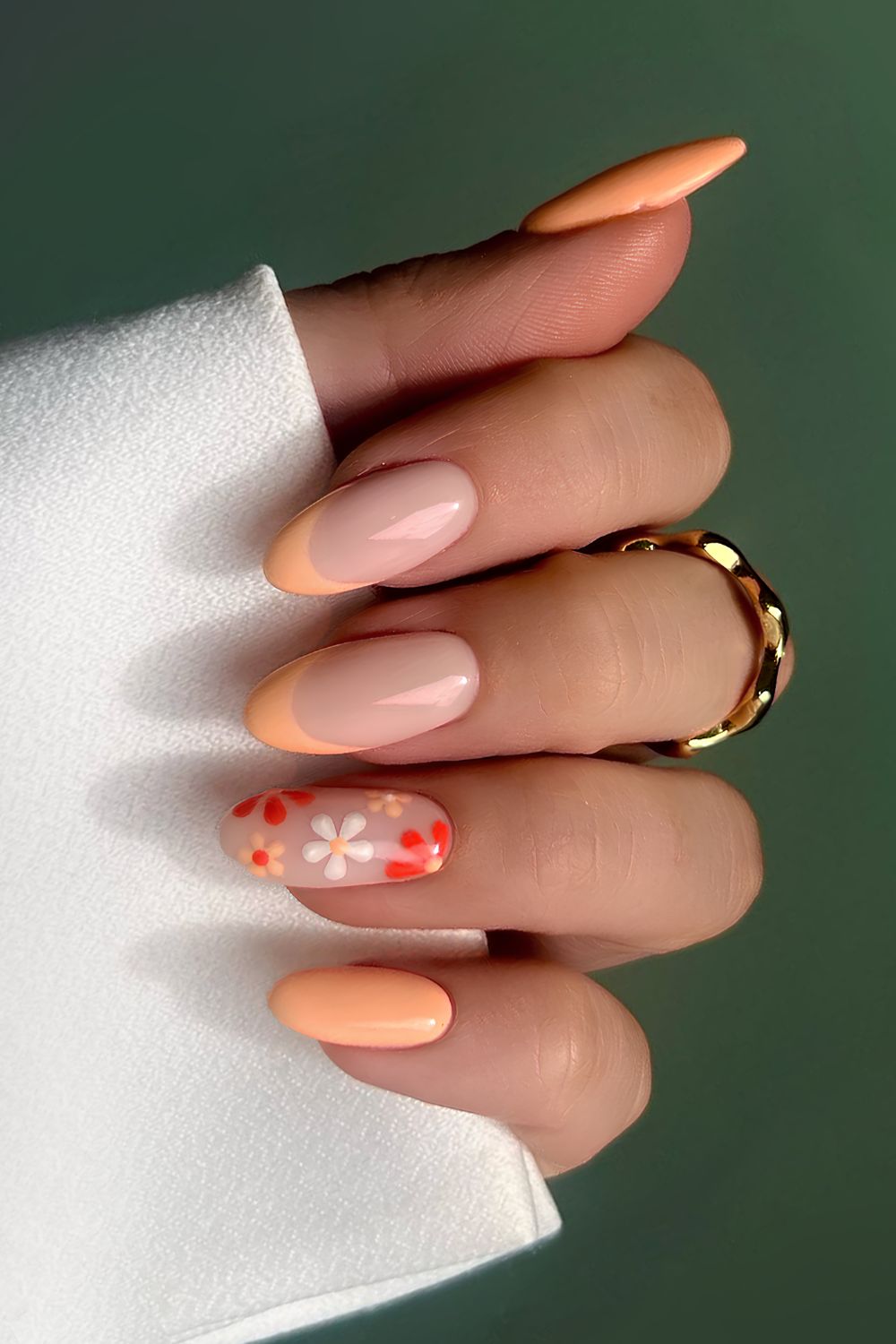 Pfirsich-French-Nägel mit roten Blumen
