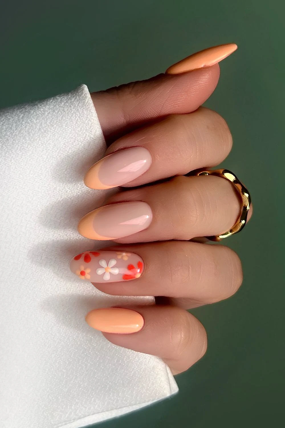 Pfirsich-French-Nägel mit roten Blumen