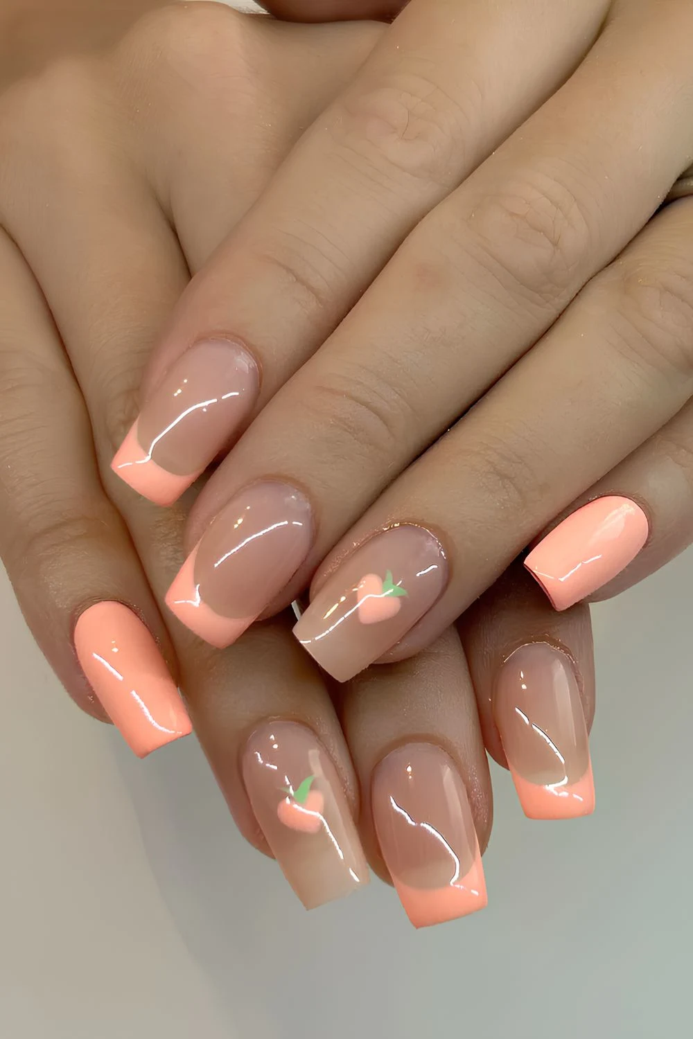 Pfirsich-Nägel mit Frucht-Nailart