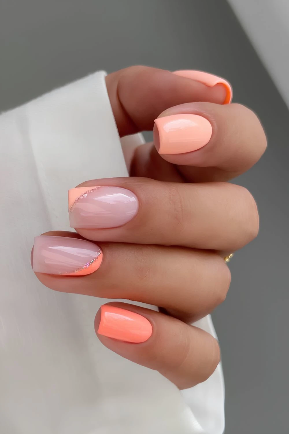 Pfirsich-Nägel mit Negative-Space-Akzenten