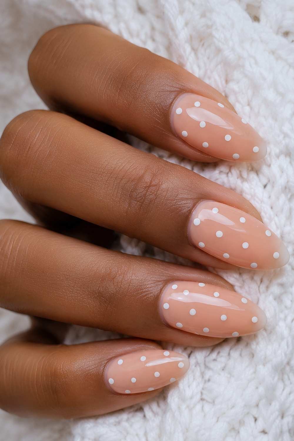 Pfirsich Naegel mit weissen Polka Dots
