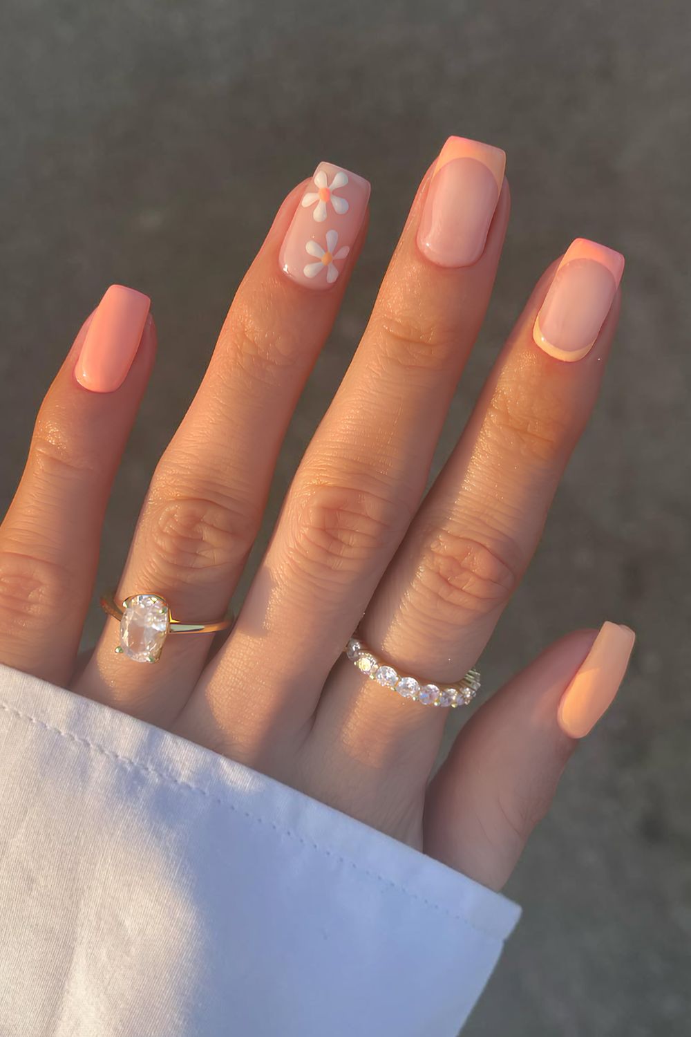 Pfirsich-Nägel mit zarter Blumen-Nailart