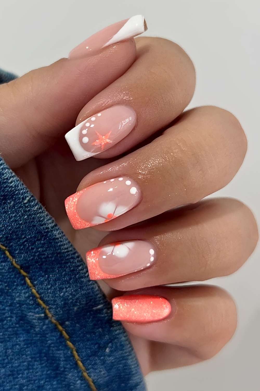 Pfirsich Weiss Mani mit Strand Nail Art