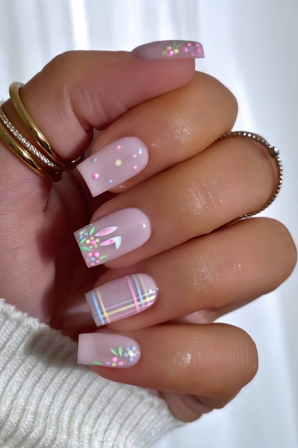 Pinke Naegel mit Ostermotiven
