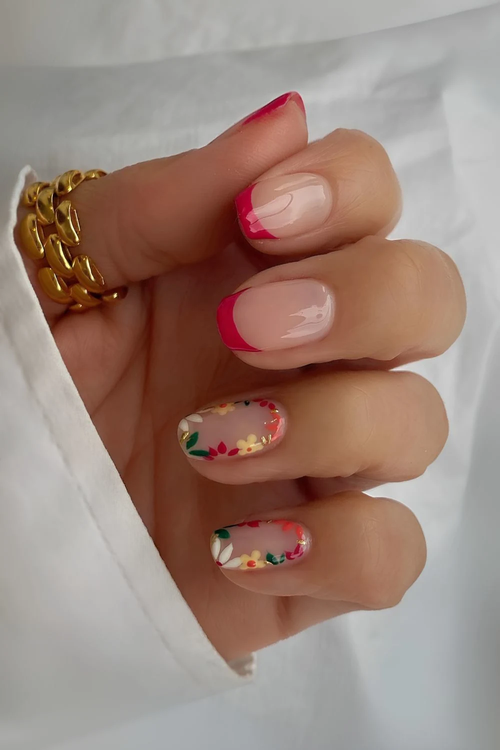 Red-French mit Blumen-Akzentnägeln