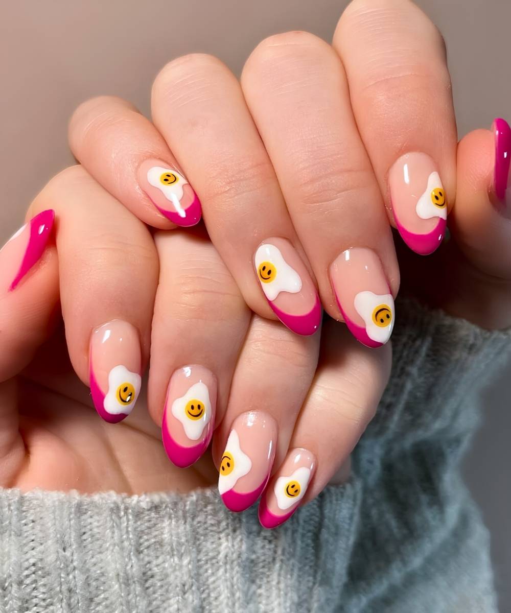 Rosa French Manikuere mit Spiegelei Motiv