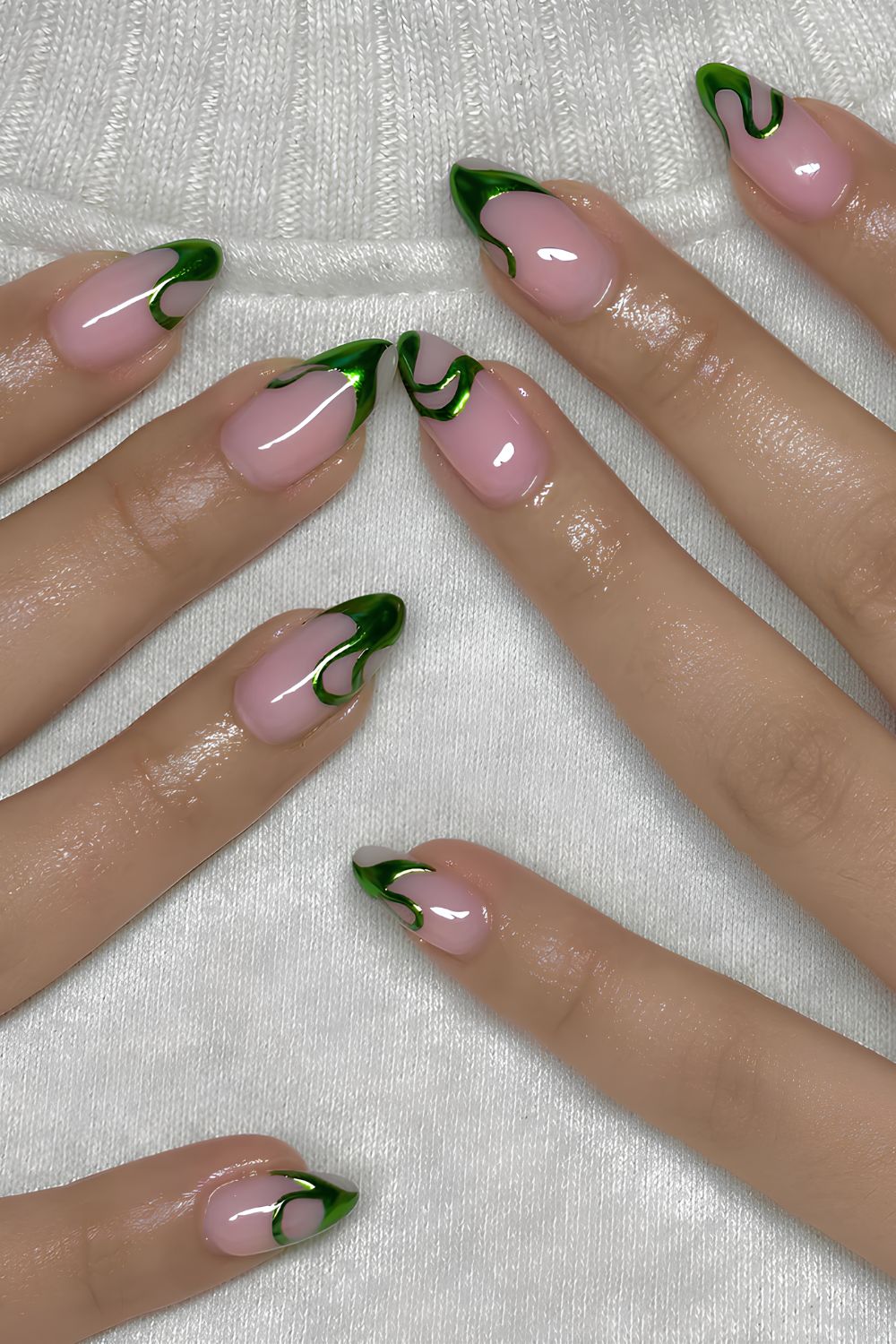 Rosa Nägel mit grünen Chrome Swirls