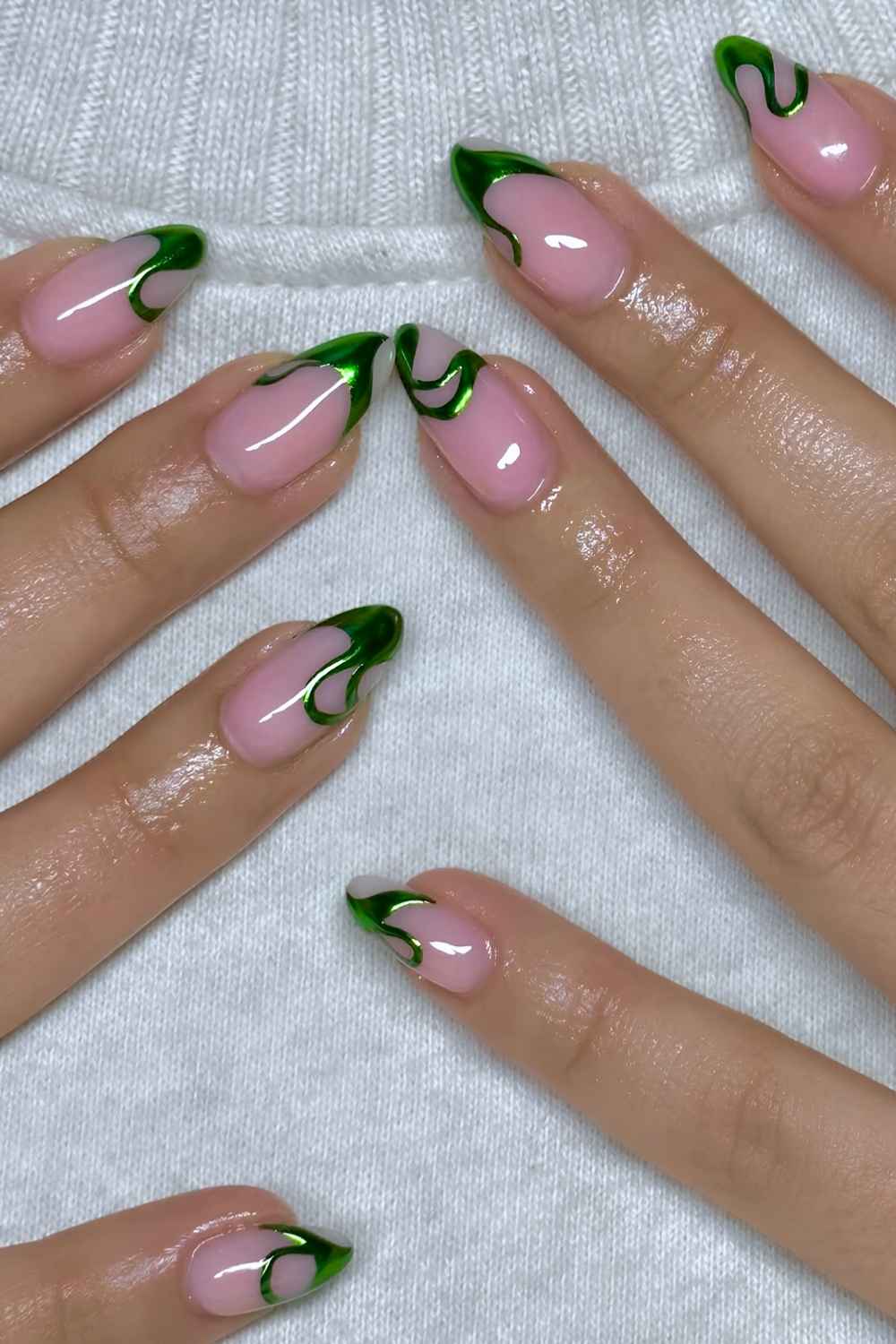 Rosa Naegel mit gruenen Chrome Swirls