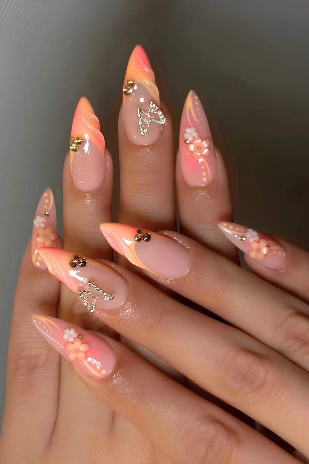 Rosa-und-Orange-Nägel mit Blumen und Schmetterlingen