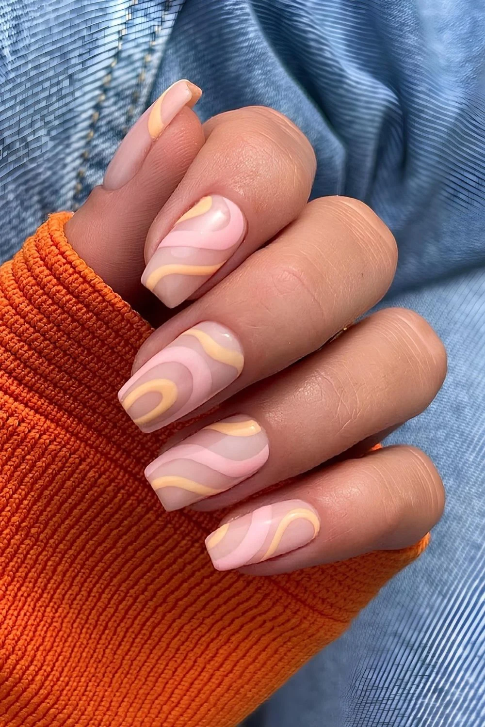 Rosa und pfirsichfarbene Swirl-Nägel in Pastell