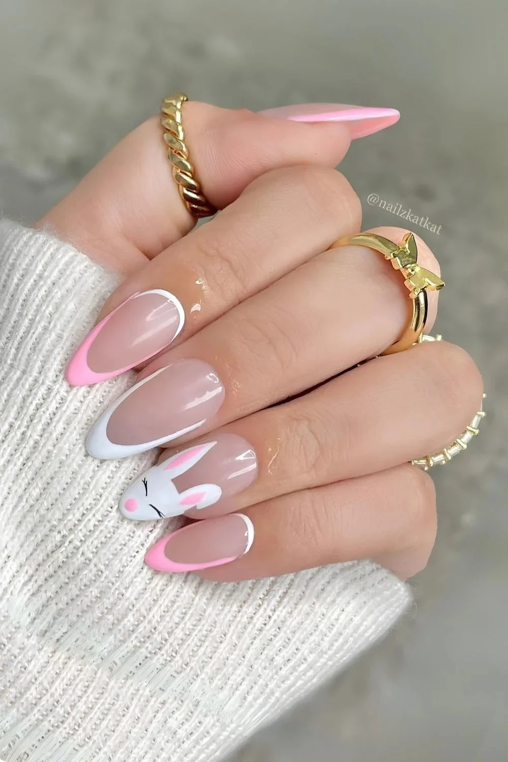 Rosa-weiße French Tips mit Hasenakzent