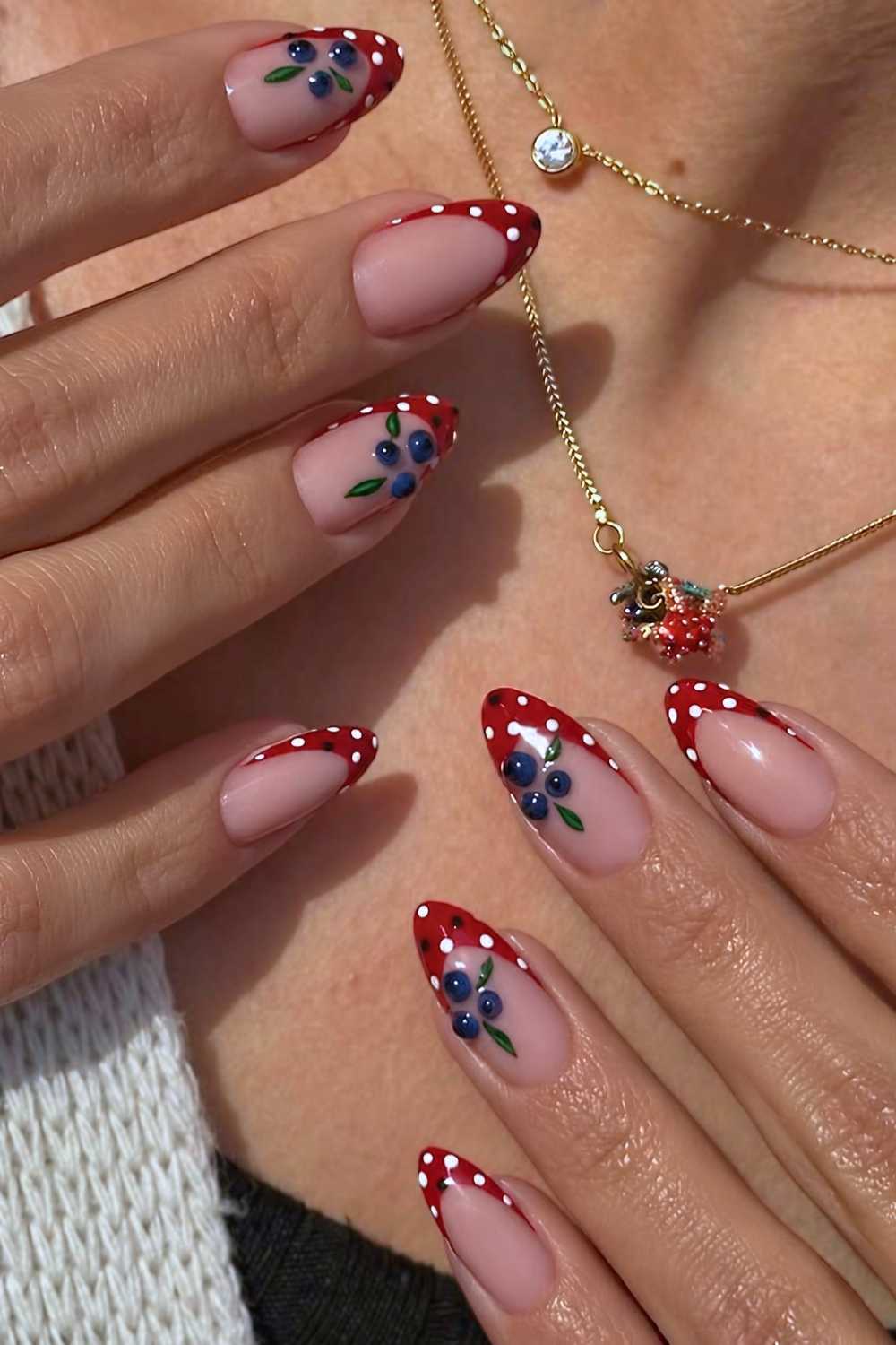 Rote French Nails mit Polka Dots und Blaubeeren