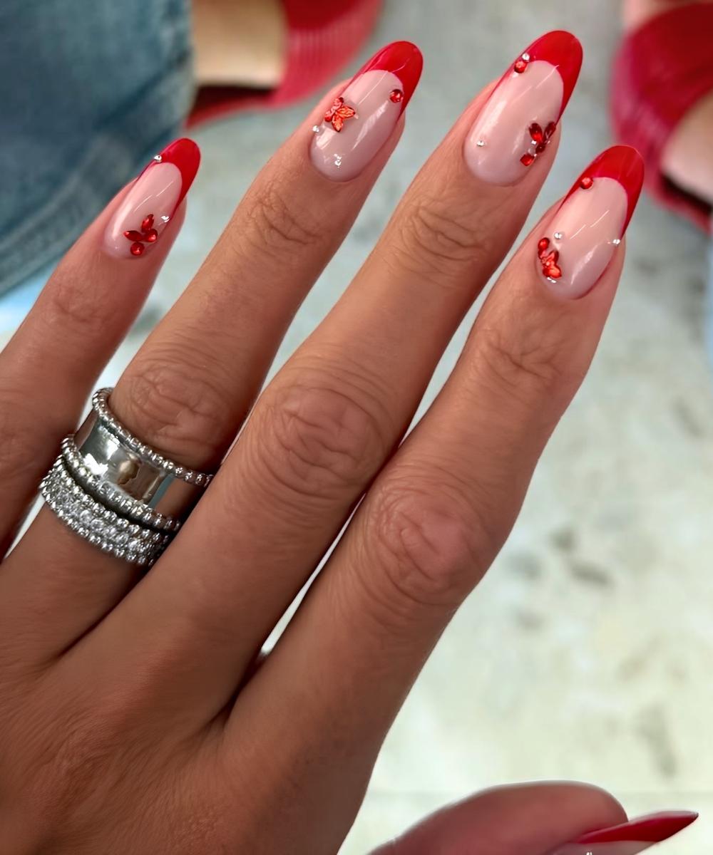 Rote French Nails mit Schmetterlingen und Schmucksteinen