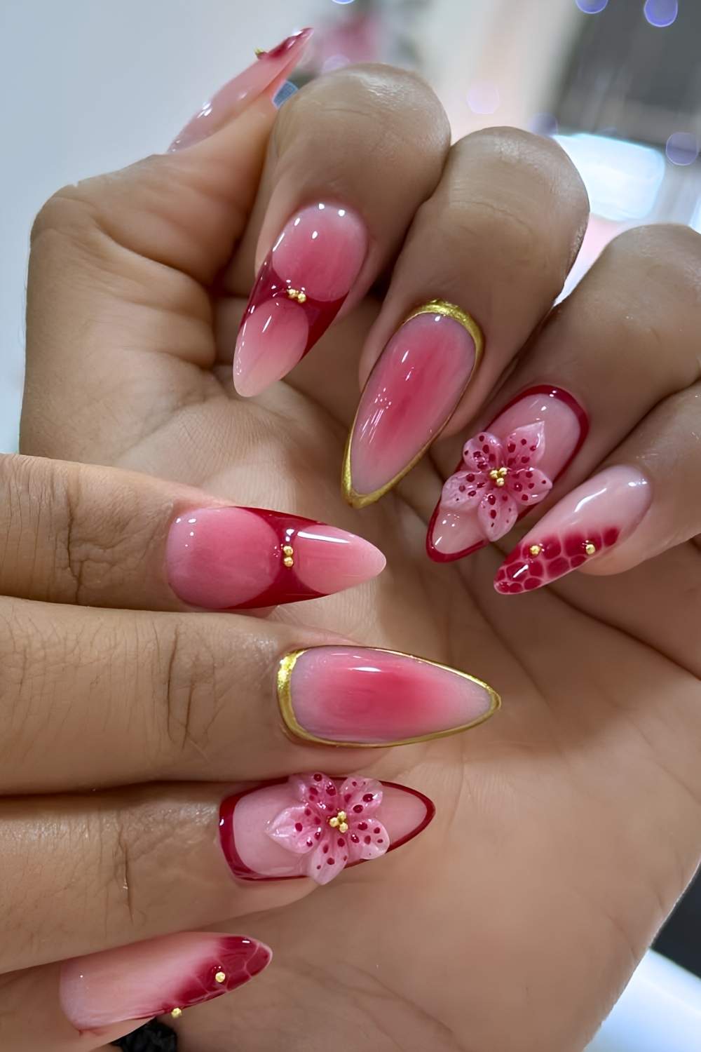 Rote Fruehlingsnaegel mit floralem Nageldesign